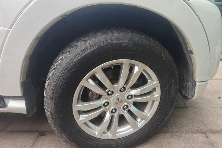 Used Mitsubishi Pajero 2018 V97 3.8L 5-Door GLS Sunroof – Middle East Right Front Wheel Hub