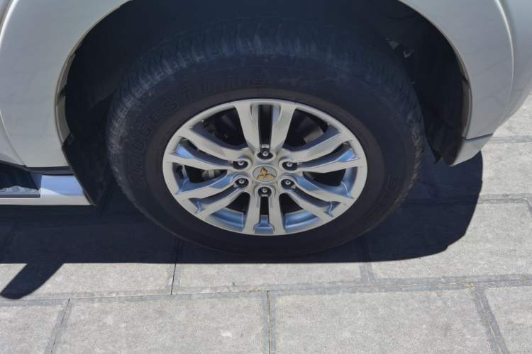 Used Mitsubishi Pajero  Right Front Wheel Hub