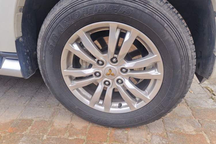 Used Mitsubishi Pajero 2018 V97 3.8L 5-Door GLS Sunroof – Middle East Right Front Wheel Hub
