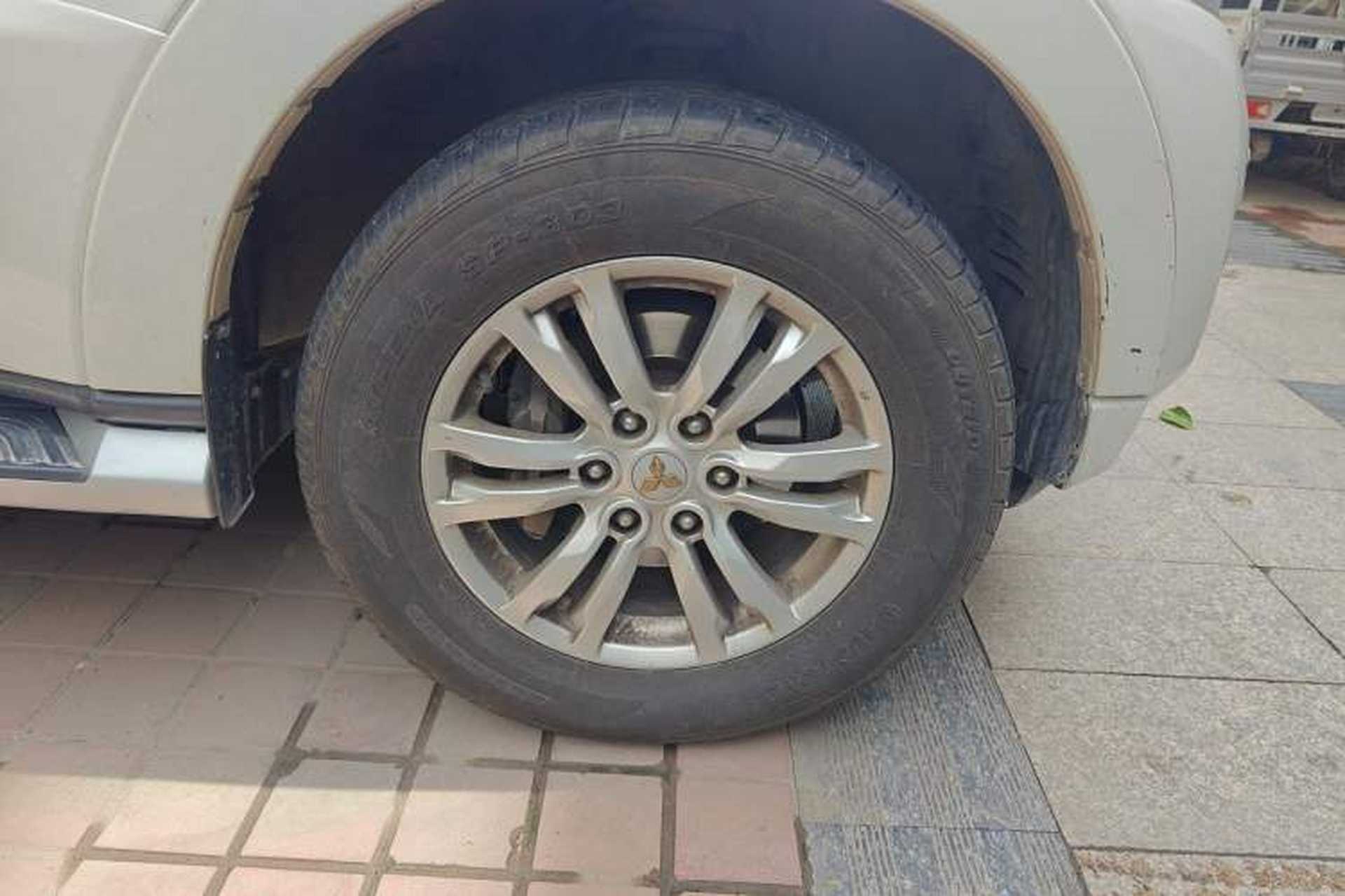 Used Mitsubishi Pajero 2018 V97 3.8L 5-Door GLS Sunroof Dual Differential – Middle East Right Front Wheel Hub