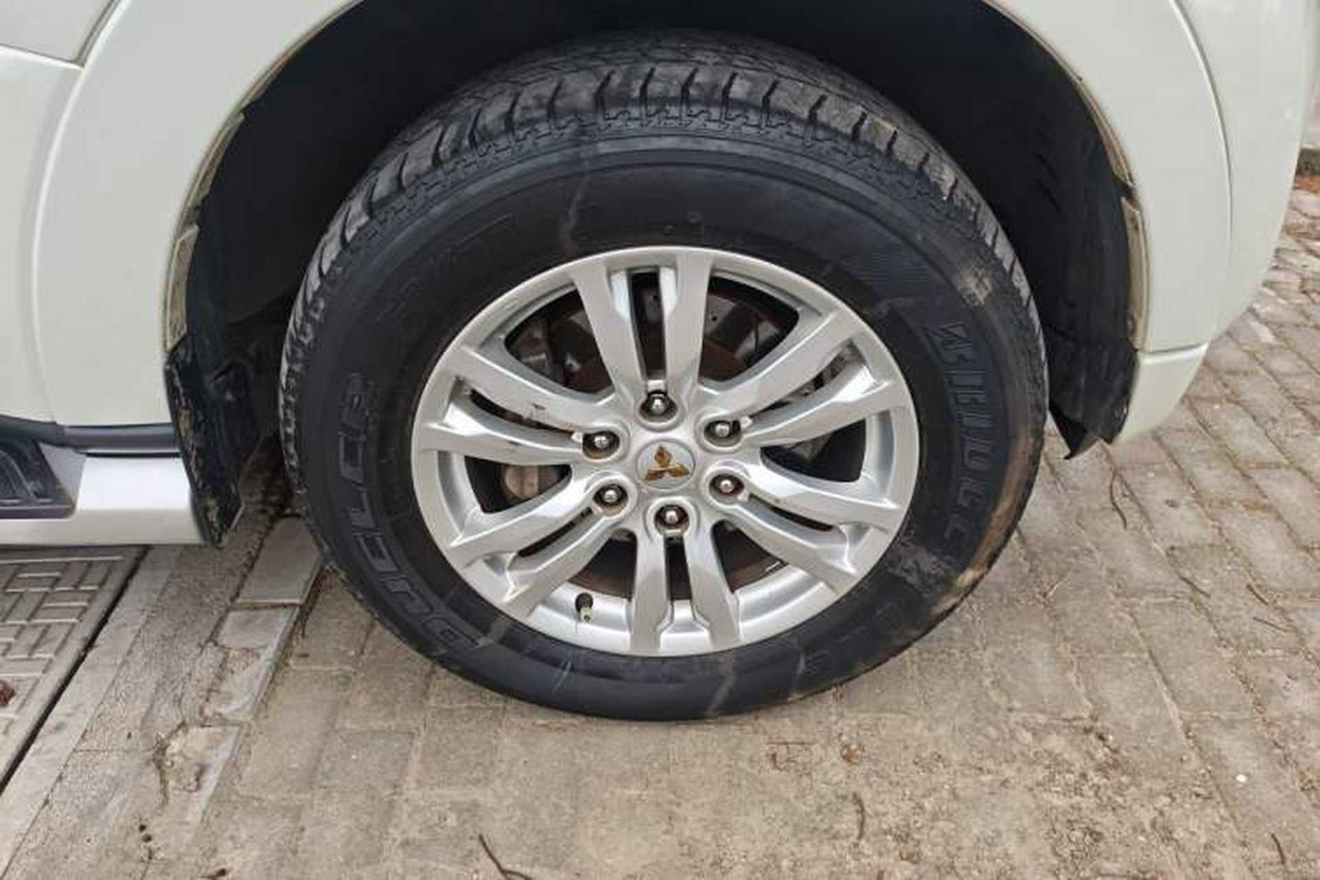 Used Mitsubishi Pajero  Right Front Wheel Hub