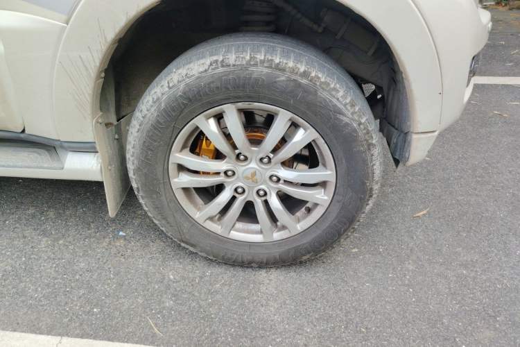 Used Mitsubishi Pajero  Right Front Wheel Hub