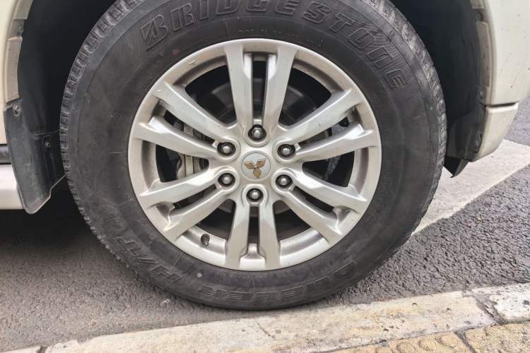 Used Mitsubishi Pajero  Right Front Wheel Hub