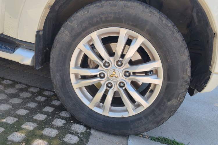 Used Mitsubishi Pajero  Right Front Wheel Hub