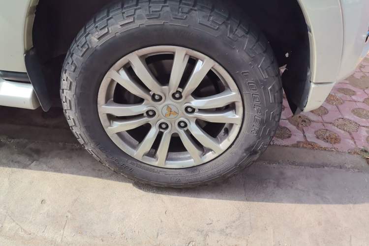 Used Mitsubishi Pajero 2018 V97 3.8L 5-Door GLS Sunroof – U.S. Specification Right Front Wheel Hub
