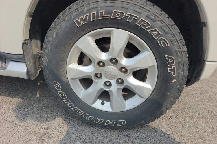 Used Mitsubishi Pajero 2018 3.0L Automatic Comfort Edition Right Front Wheel Hub