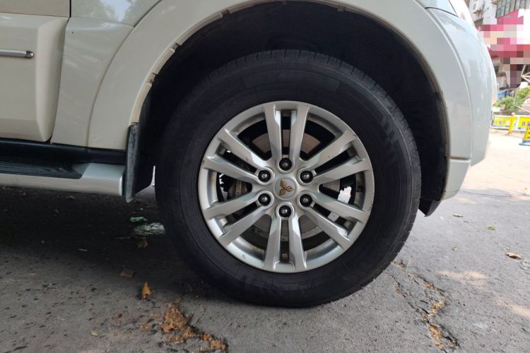 Used Mitsubishi Pajero  Right Front Wheel Hub
