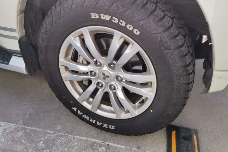 Used Mitsubishi Pajero  Right Front Wheel Hub