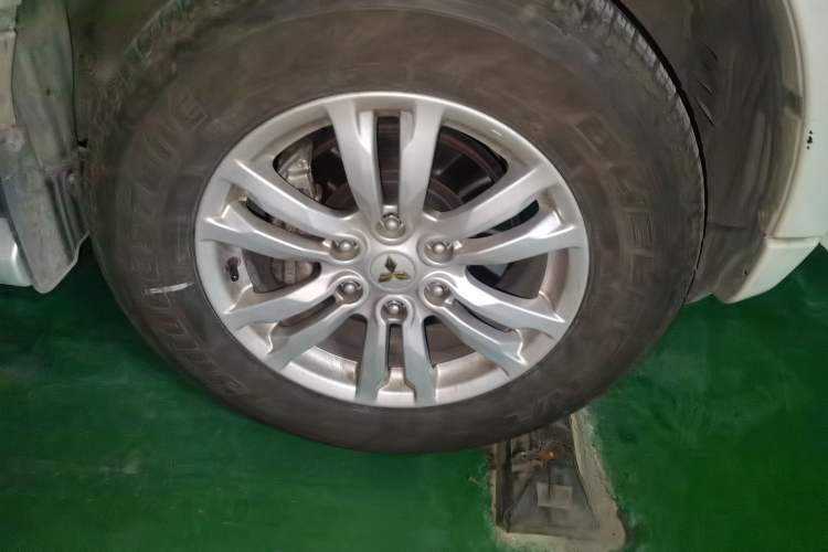 Used Mitsubishi Pajero 2018 V97 3.8L 5-Door GLS Sunroof Single-Difference Model – Middle East Right Front Wheel Hub
