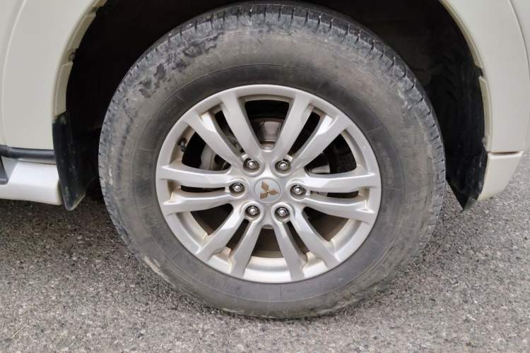 Used Mitsubishi Pajero  Right Front Wheel Hub