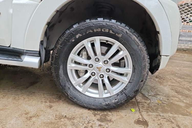 Used Mitsubishi Pajero  Right Front Wheel Hub