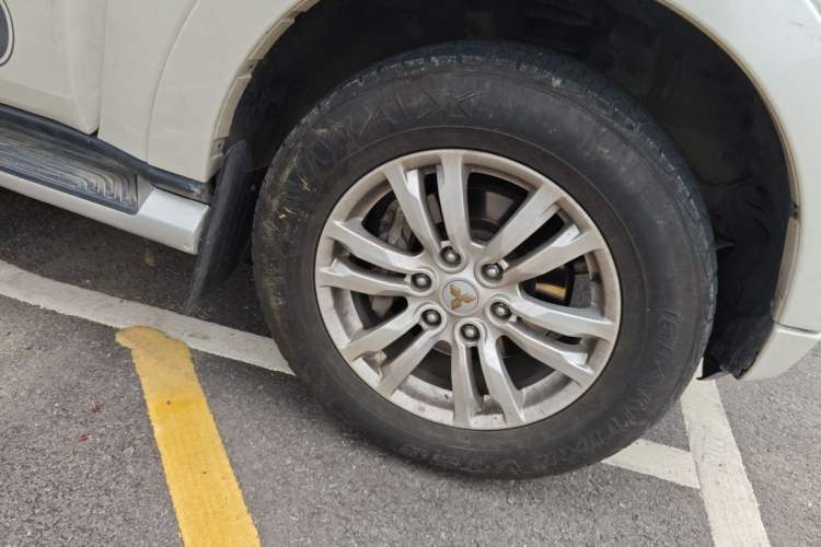 Used Mitsubishi Pajero  Right Front Wheel Hub