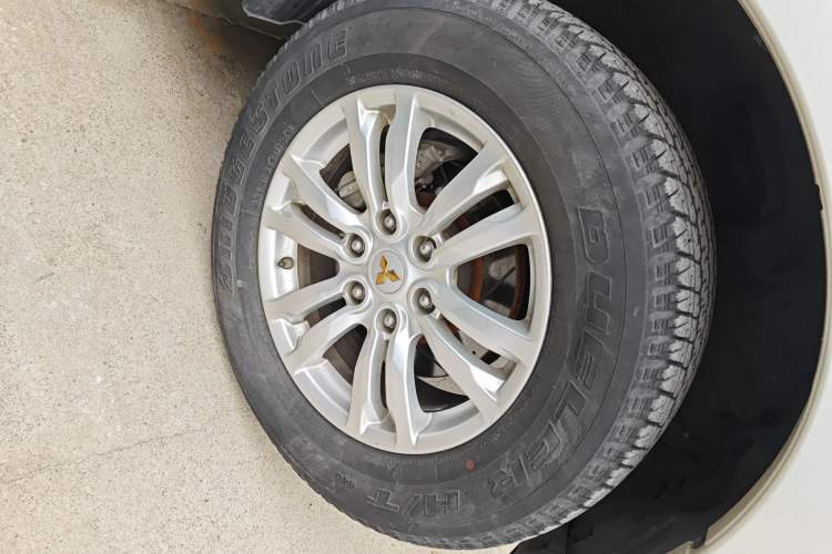 Used Mitsubishi Pajero 2018 V97 3.8L 5-Door GLS Sunroof – U.S. Specification Right Front Wheel Hub