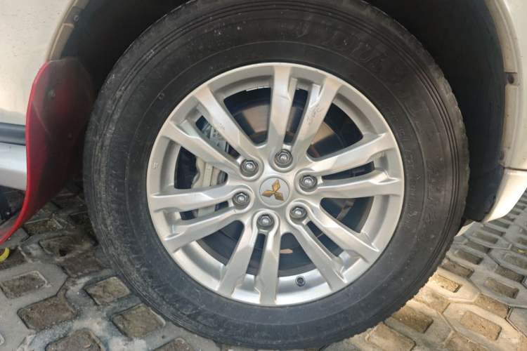 Used Mitsubishi Pajero  Right Front Wheel Hub
