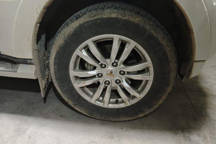 Used Mitsubishi Pajero  Right Front Wheel Hub
