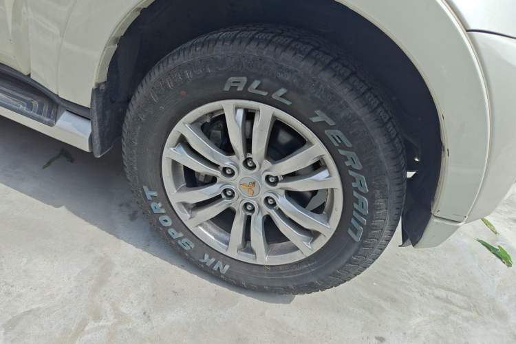 Used Mitsubishi Pajero  Right Front Wheel Hub