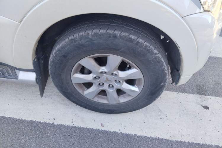 Used Mitsubishi Pajero 2018 3.0L Automatic Luxury Edition Right Front Wheel Hub