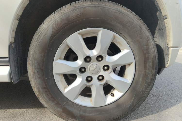 Used Mitsubishi Pajero 2018 3.0L Automatic Comfort Edition Right Front Wheel Hub