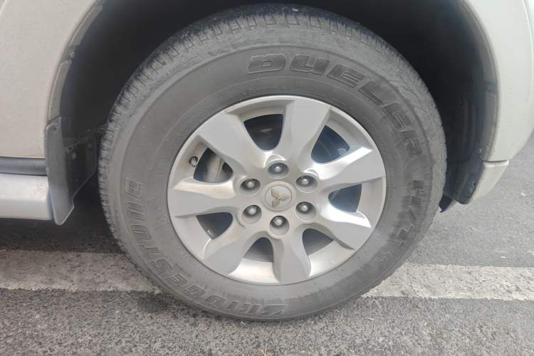 Used Mitsubishi Pajero 2018 3.0L Automatic Prestige Edition Right Front Wheel Hub