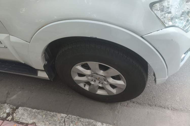 Used Mitsubishi Pajero  Right Front Wheel Hub