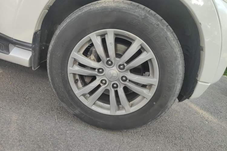 Used Mitsubishi Pajero  Right Front Wheel Hub