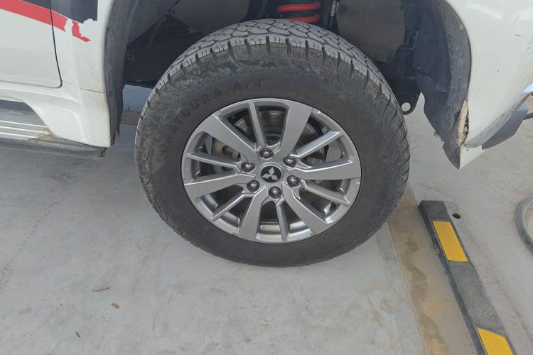 Used Mitsubishi Pajero  Right Front Wheel Hub