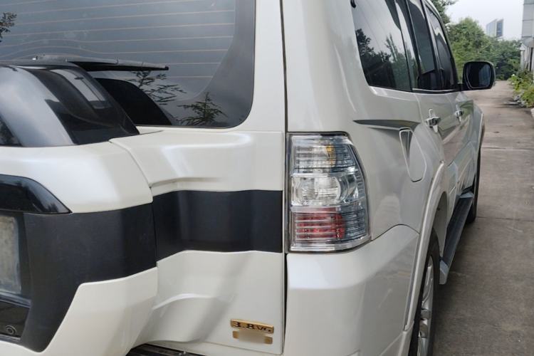 Used Mitsubishi Pajero 2018 V97 3.8L 5-Door GLS Sunroof – Middle East Right Rear Taillight