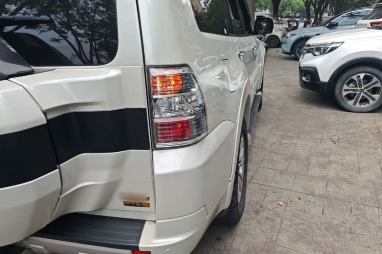Used Mitsubishi Pajero 2018 V97 3.8L 5-Door GLS Sunroof – Middle East Right Rear Taillight