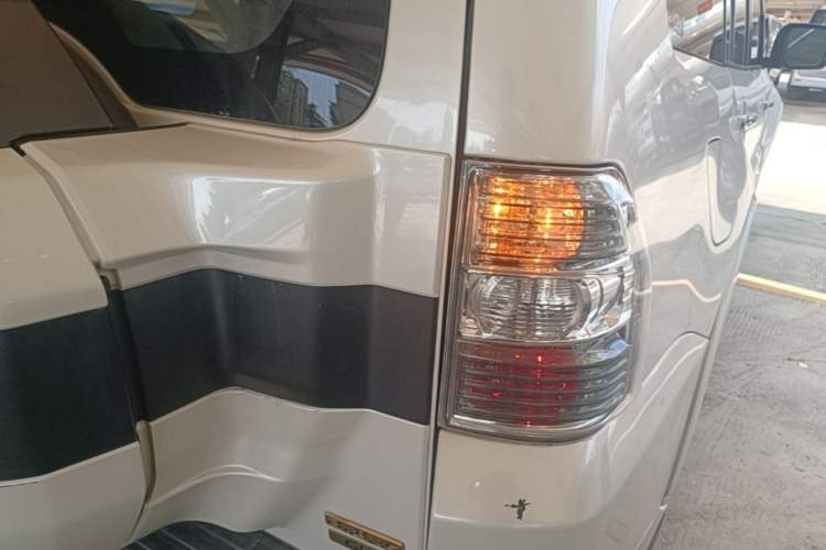 Used Mitsubishi Pajero 2018 V97 3.8L 5-Door GLS Sunroof – Middle East Right Rear Taillight