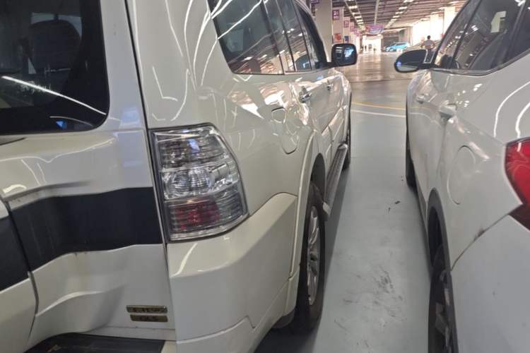 Used Mitsubishi Pajero 2018 V97 3.8L 5-Door GLS Sunroof – U.S. Specification Right Rear Taillight