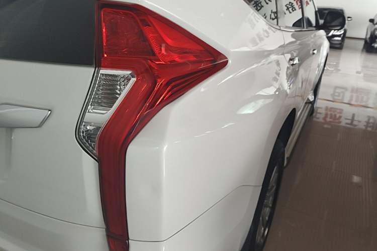 Used Mitsubishi Pajero 2018 3.0L Automatic Standard Edition Right Rear Taillight