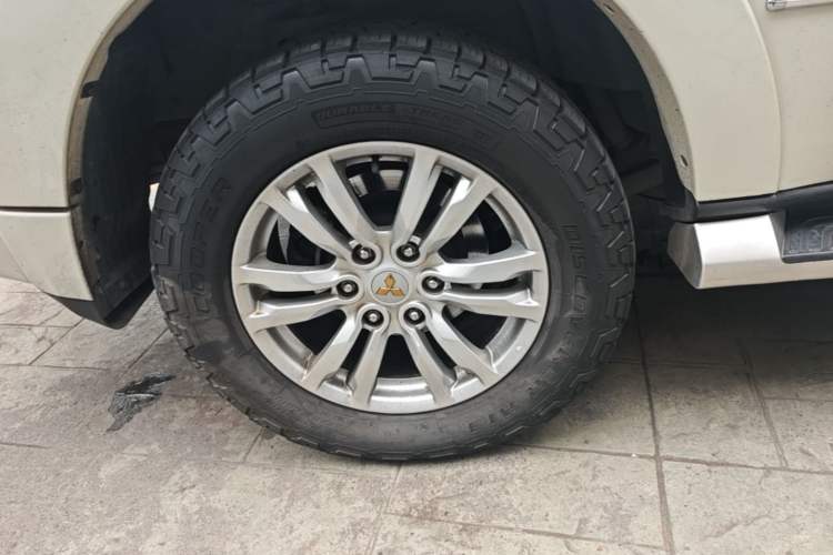 Used Mitsubishi Pajero 2018 V97 3.8L 5-Door GLS Sunroof – Middle East Right Rear Wheel Hub