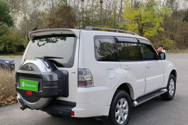 Used Mitsubishi Pajero 2018 3.0L Automatic Comfort Edition Right Rear Wheel Hub