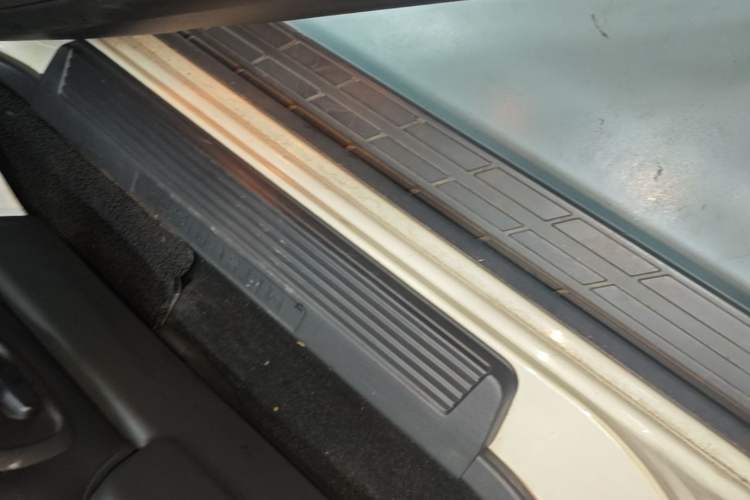 Used Mitsubishi Pajero 2018 V97 3.8L 5-Door GLS Sunroof – U.S. Specification Right Side Sill