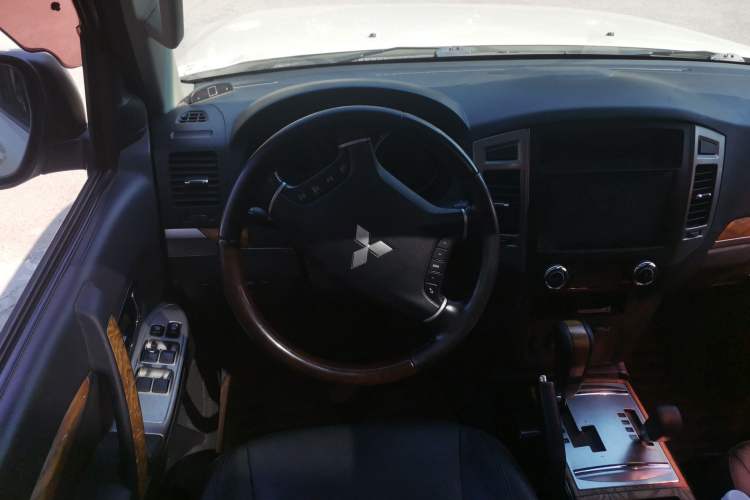 Used Mitsubishi Pajero 2018 3.0L Automatic Prestige Edition Steering Wheel