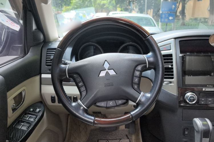 Used Mitsubishi Pajero 2018 V97 3.8L 5-Door GLS Sunroof – Middle East Steering Wheel
