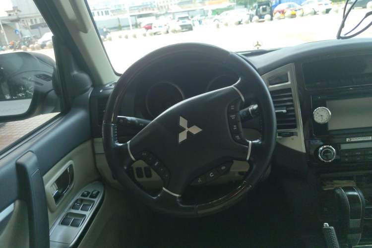 Used Mitsubishi Pajero 2018 V97 3.8L 5-Door GLS Sunroof – Middle East Steering Wheel