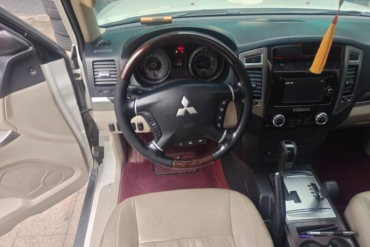 Used Mitsubishi Pajero 2018 V97 3.8L 5-Door GLS Sunroof – Middle East Steering Wheel