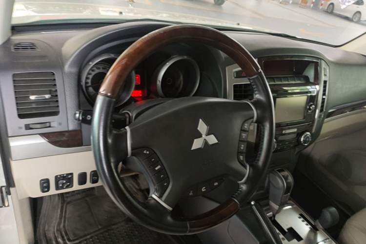 Used Mitsubishi Pajero 2018 V97 3.8L 5-Door GLS Sunroof Dual Differential – Middle East Steering Wheel