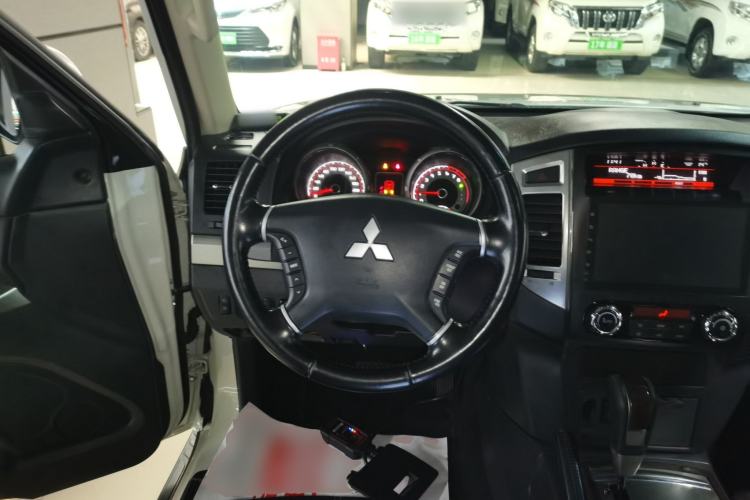 Used Mitsubishi Pajero 2018 3.0L Automatic Standard Edition Steering Wheel