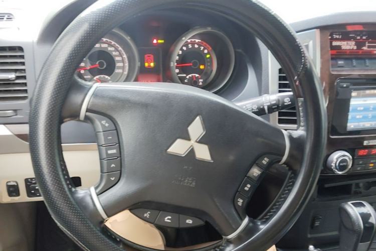 Used Mitsubishi Pajero 2018 V97 3.8L 5-Door GLS Sunroof – Middle East Steering Wheel