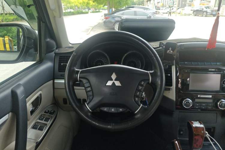 Used Mitsubishi Pajero 2018 V97 3.8L 5-Door GLS Sunroof – Middle East Steering Wheel