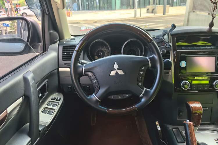 Used Mitsubishi Pajero  Steering Wheel