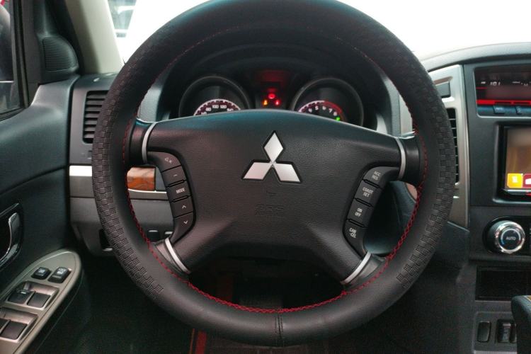 Used Mitsubishi Pajero 2018 3.0L Automatic Standard Edition Steering Wheel