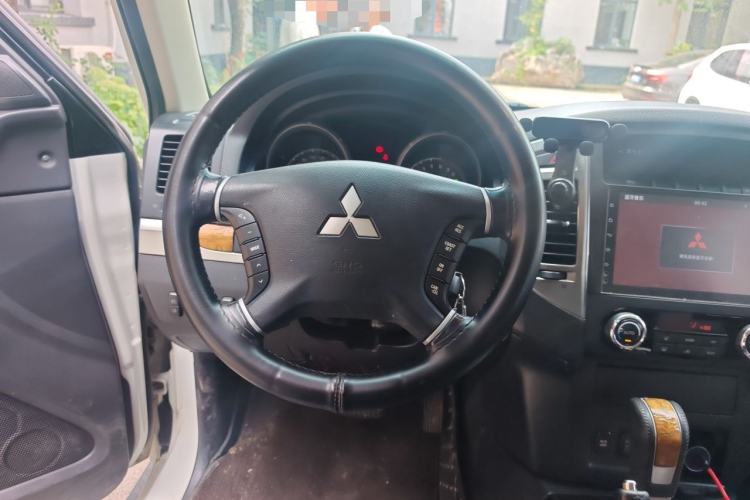 Used Mitsubishi Pajero 2018 3.0L Automatic Prestige Edition Steering Wheel