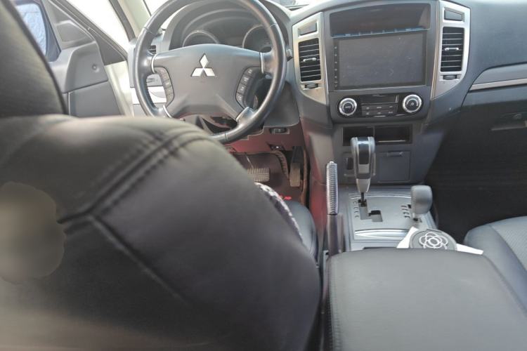 Used Mitsubishi Pajero 2018 3.0L Automatic Standard Edition Steering Wheel