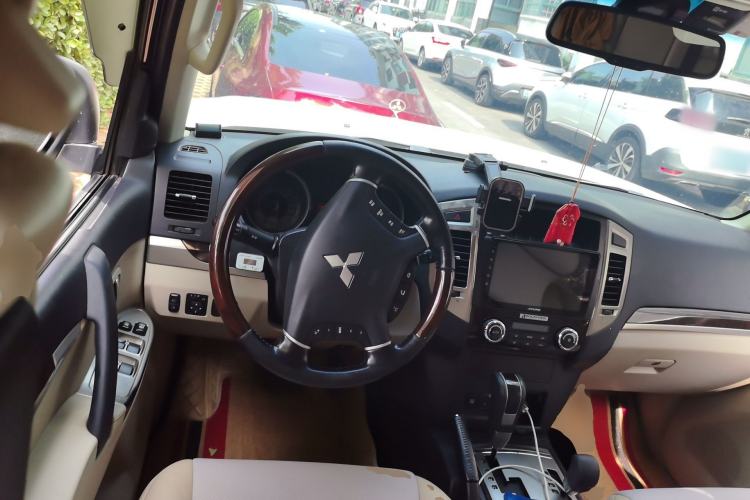 Used Mitsubishi Pajero 2018 V97 3.8L 5-Door GLS Sunroof – U.S. Specification Steering Wheel