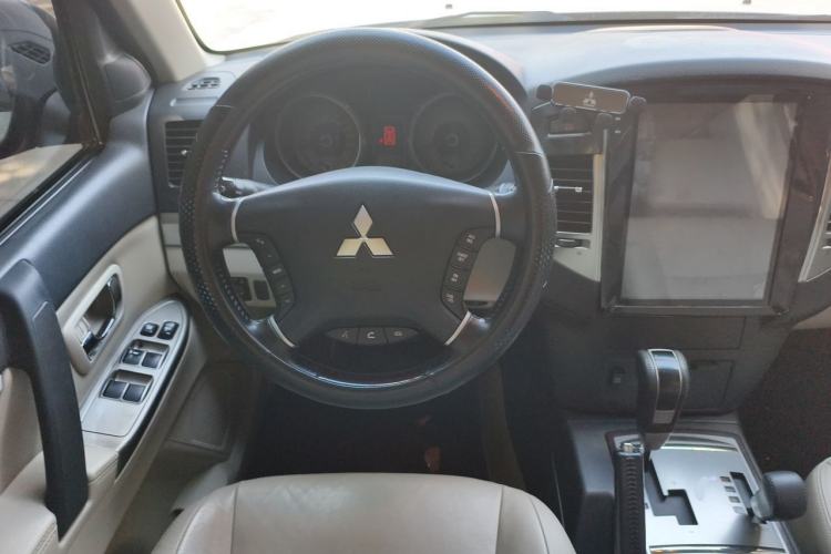 Used Mitsubishi Pajero 2018 V97 3.8L 5-Door GLS Sunroof Single-Difference Model – Middle East Steering Wheel
