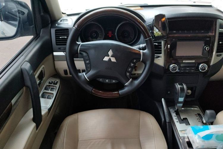 Used Mitsubishi Pajero  Steering Wheel