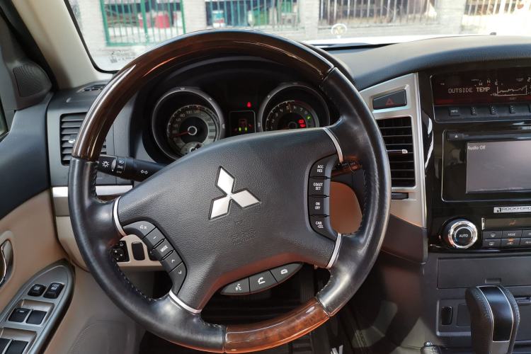 Used Mitsubishi Pajero 2018 V93 3.0L 5-Door GLS Genuine Leather Version – Middle East Steering Wheel